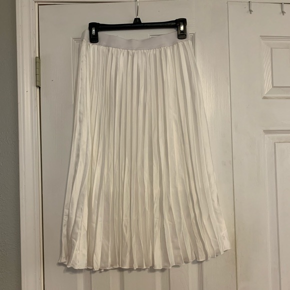 VENUS Dresses & Skirts - Pleated white skirt